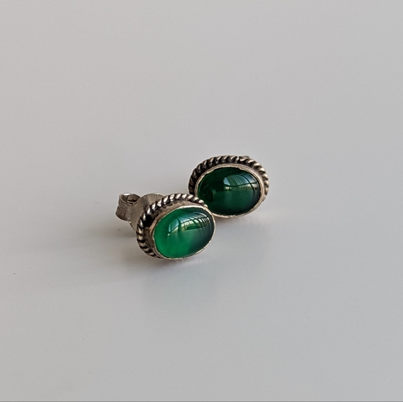 Small green stone silver stud earrings - Picture 4 of 8